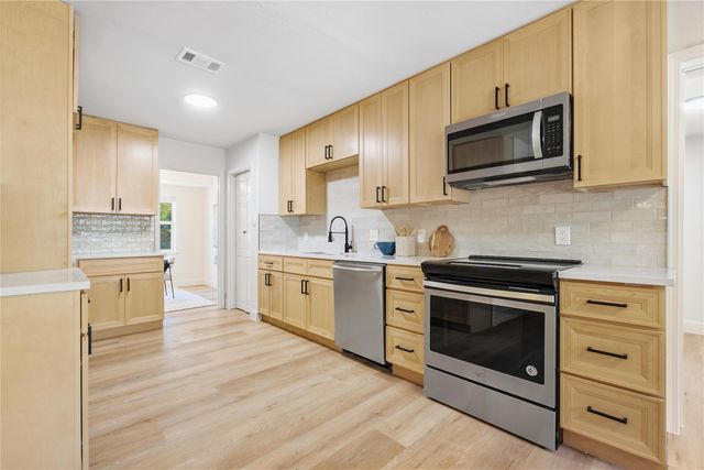 516 Caduceus Lane, Hurst, TX 76053