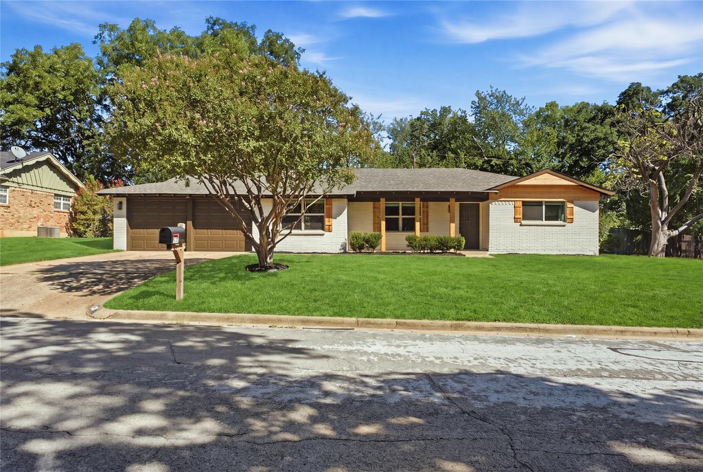 516 Caduceus Lane, Hurst, TX 76053