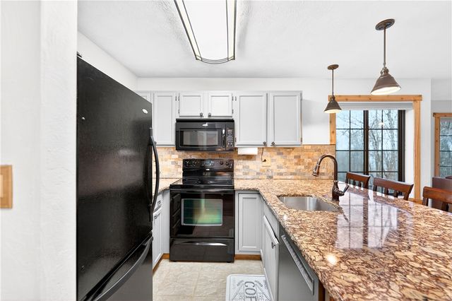 1245 Tanyard Ln, Hidden Valley, PA 15502