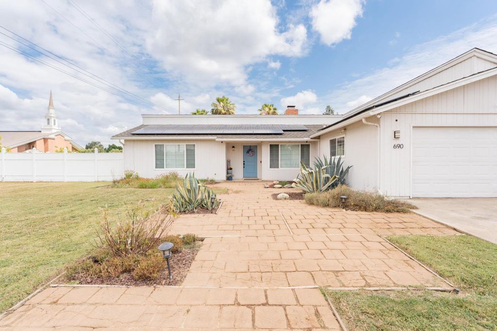 Image 1 of property listing at 690 W Magnolia Avenue, Hanford, CA 93230
