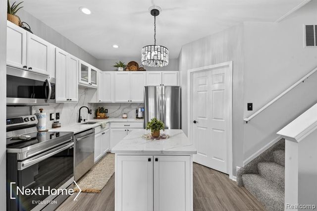 9627 Lakeside Drive, Ypsilanti, MI 48197