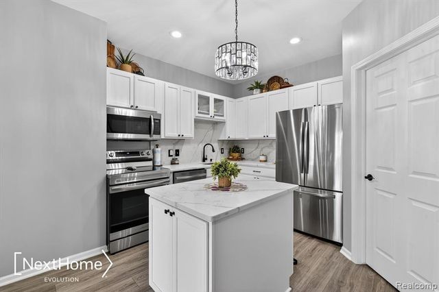 9627 Lakeside Drive, Ypsilanti, MI 48197