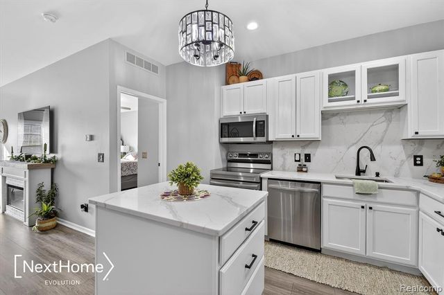 9627 Lakeside Drive, Ypsilanti, MI 48197