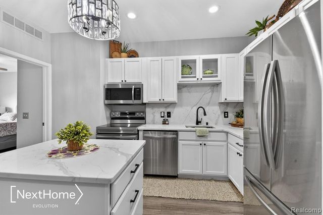 9627 Lakeside Drive, Ypsilanti, MI 48197