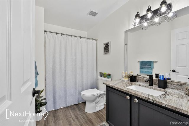 9627 Lakeside Drive, Ypsilanti, MI 48197