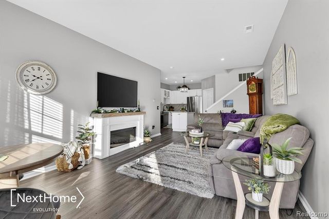 9627 Lakeside Drive, Ypsilanti, MI 48197