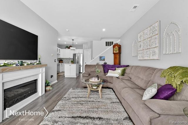 9627 Lakeside Drive, Ypsilanti, MI 48197