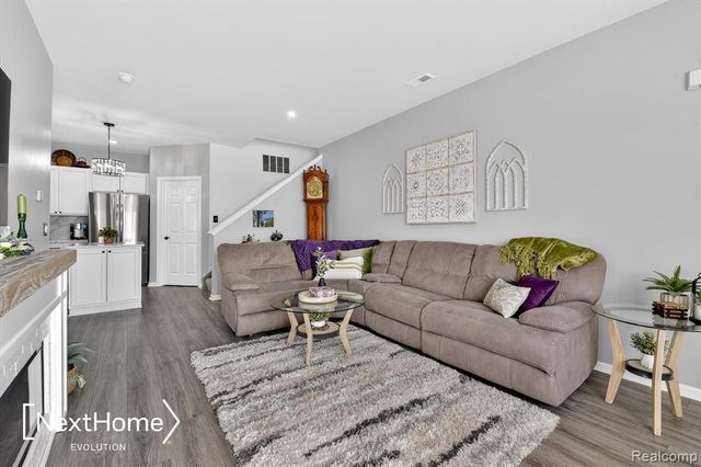 9627 Lakeside Drive, Ypsilanti, MI 48197