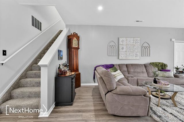 9627 Lakeside Drive, Ypsilanti, MI 48197