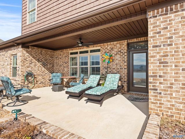 7539 Flint Crossing Circle, Owens Cross Roads, AL 35763