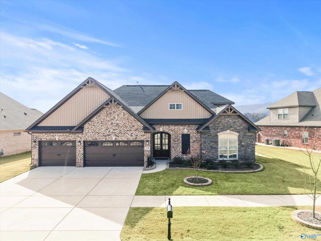 7539 Flint Crossing Circle, Owens Cross Roads, AL 35763