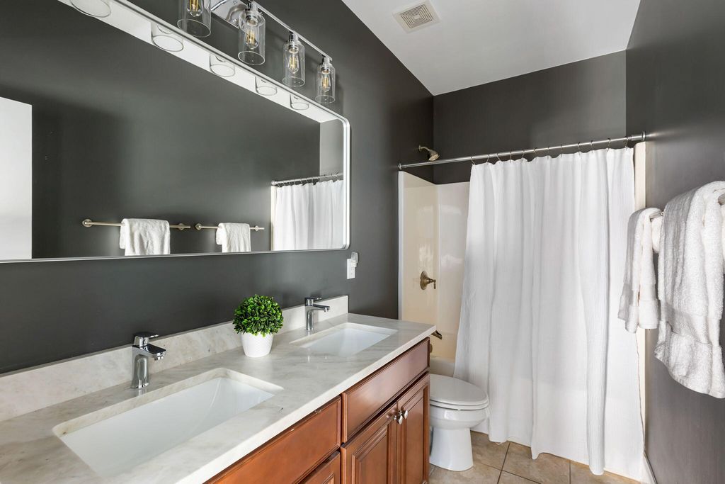 Image 21 of property listing at 4320 Savoy Street, Mount Pleasant, SC 29466