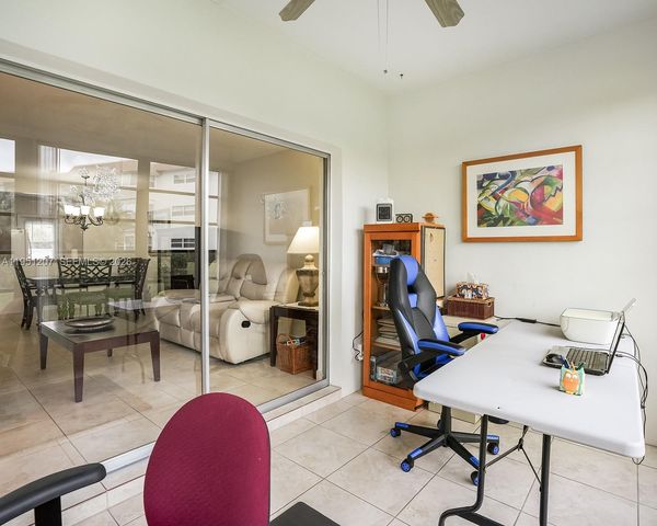 4805 NW 35th St 404, Lauderdale Lakes, FL 33319