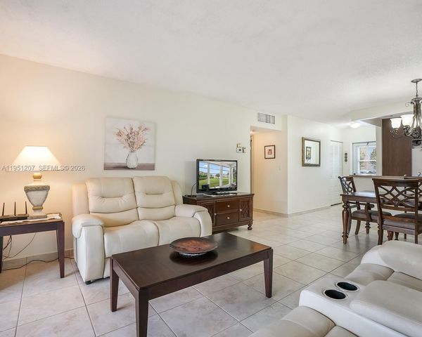 4805 NW 35th St 404, Lauderdale Lakes, FL 33319