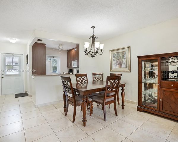 4805 NW 35th St 404, Lauderdale Lakes, FL 33319