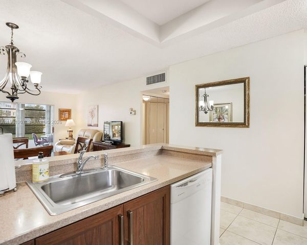 4805 NW 35th St 404, Lauderdale Lakes, FL 33319