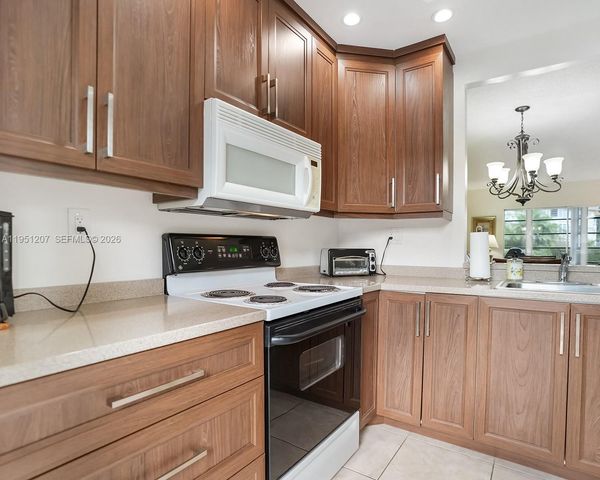 4805 NW 35th St 404, Lauderdale Lakes, FL 33319