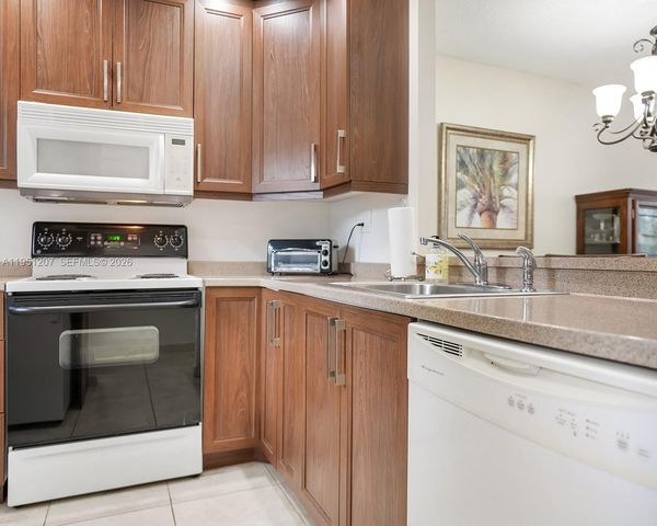 4805 NW 35th St 404, Lauderdale Lakes, FL 33319