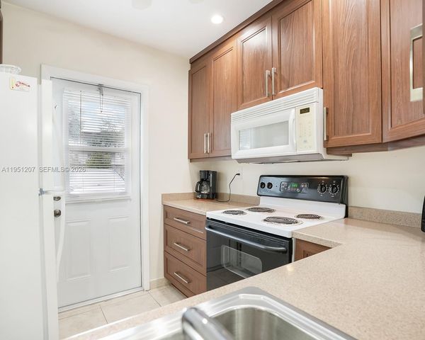 4805 NW 35th St 404, Lauderdale Lakes, FL 33319