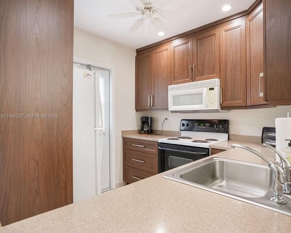 4805 NW 35th St 404, Lauderdale Lakes, FL 33319