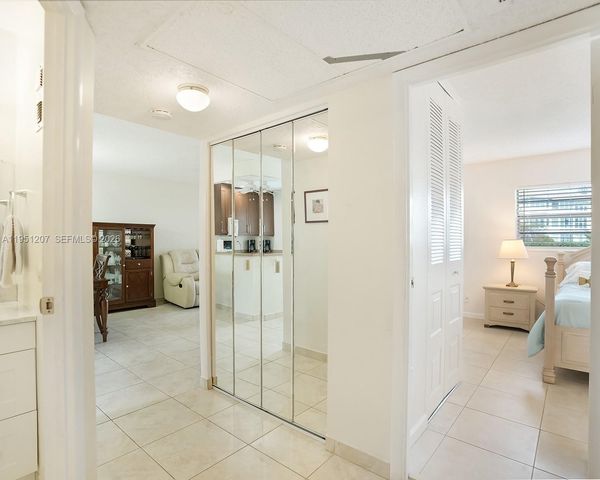 4805 NW 35th St 404, Lauderdale Lakes, FL 33319