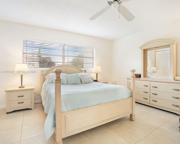 4805 NW 35th St 404, Lauderdale Lakes, FL 33319