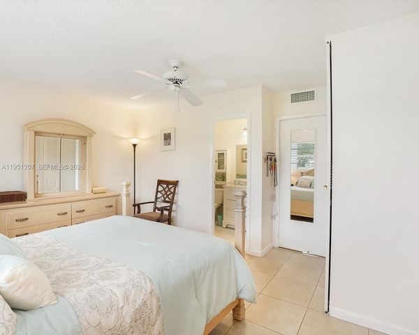 4805 NW 35th St 404, Lauderdale Lakes, FL 33319