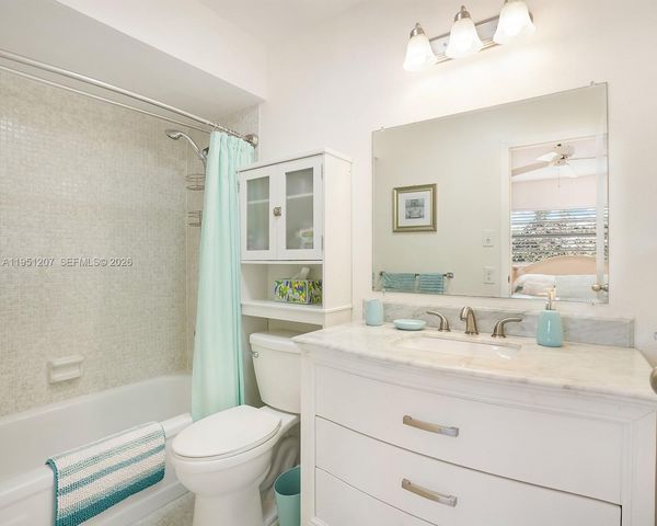 4805 NW 35th St 404, Lauderdale Lakes, FL 33319