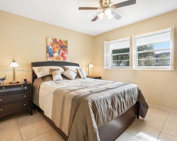 4805 NW 35th St 404, Lauderdale Lakes, FL 33319