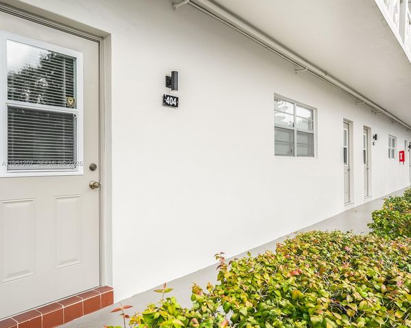 4805 NW 35th St 404, Lauderdale Lakes, FL 33319