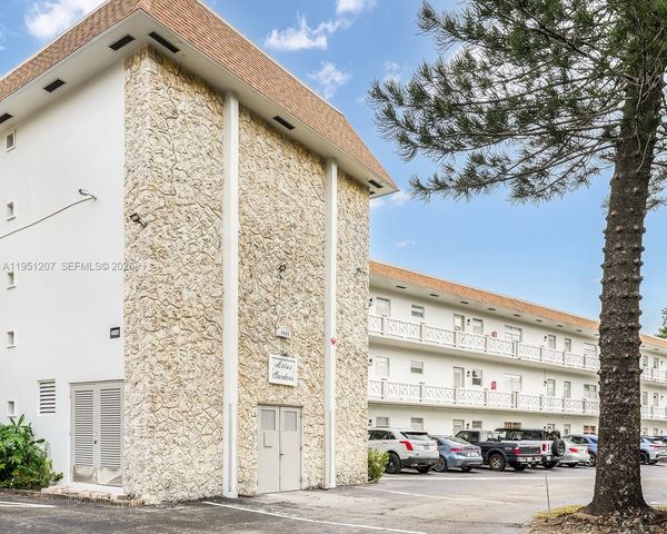 4805 NW 35th St 404, Lauderdale Lakes, FL 33319