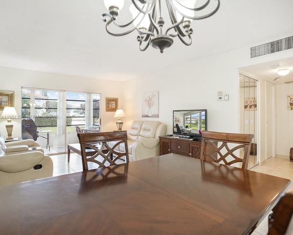 4805 NW 35th St 404, Lauderdale Lakes, FL 33319