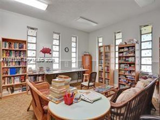 4805 NW 35th St 404, Lauderdale Lakes, FL 33319