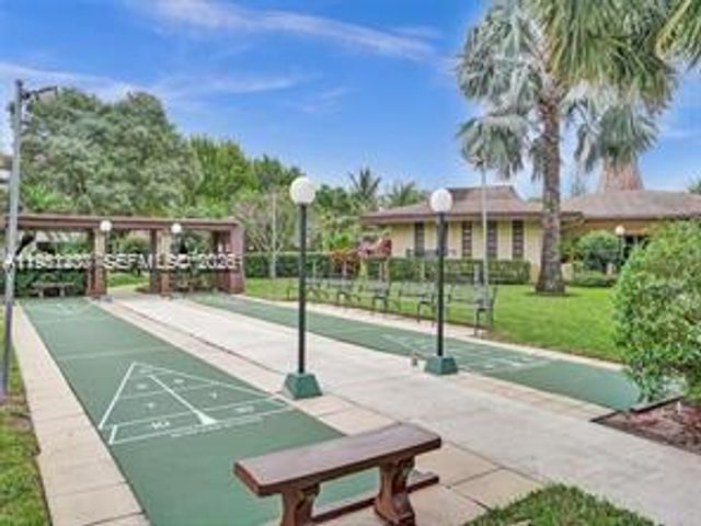 4805 NW 35th St 404, Lauderdale Lakes, FL 33319