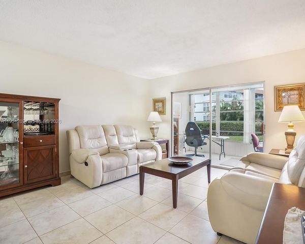 4805 NW 35th St 404, Lauderdale Lakes, FL 33319