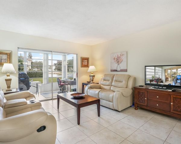4805 NW 35th St 404, Lauderdale Lakes, FL 33319