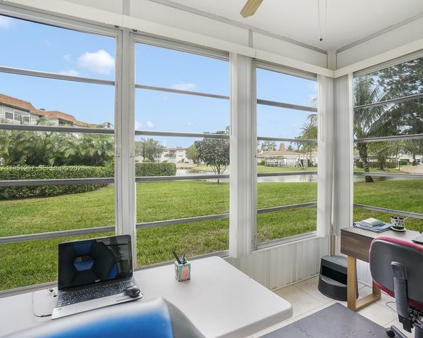 4805 NW 35th St 404, Lauderdale Lakes, FL 33319