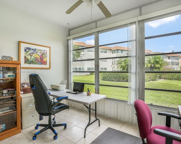 4805 NW 35th St 404, Lauderdale Lakes, FL 33319