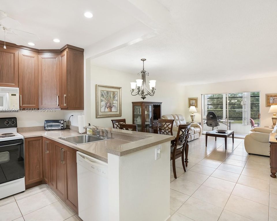 4805 NW 35th St 404, Lauderdale Lakes, FL 33319