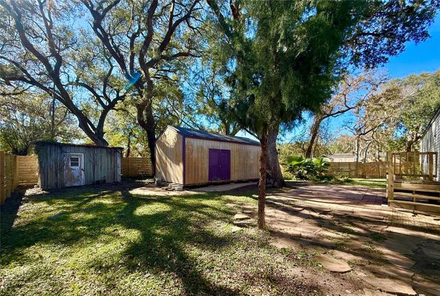 210 Lake Drive, Oyster Creek, TX 77541