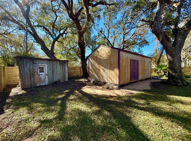 210 Lake Drive, Oyster Creek, TX 77541