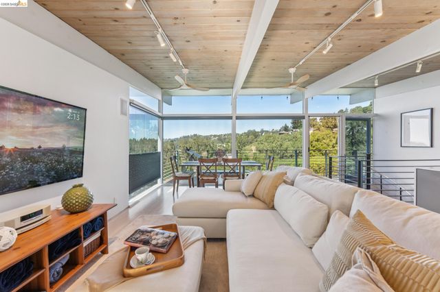 6733 Snake Rd, Oakland, CA 94611