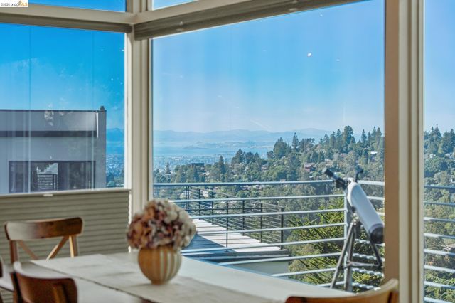 6733 Snake Rd, Oakland, CA 94611