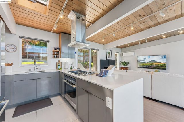 6733 Snake Rd, Oakland, CA 94611