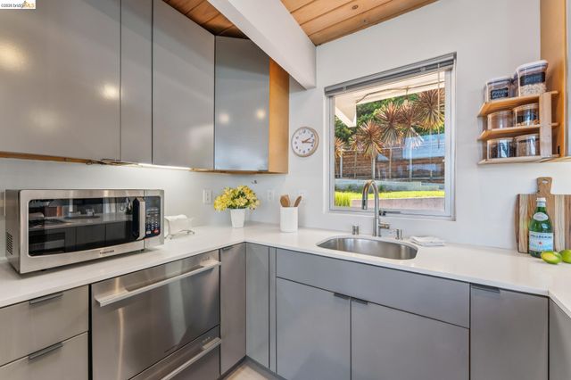 6733 Snake Rd, Oakland, CA 94611