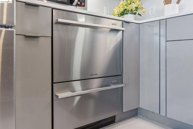 6733 Snake Rd, Oakland, CA 94611