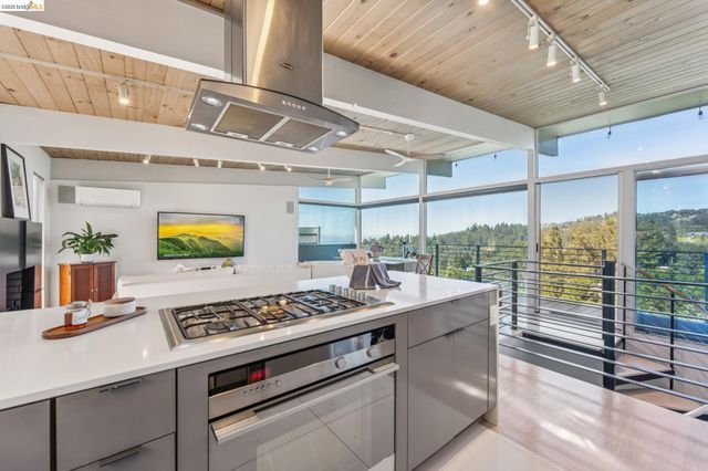 6733 Snake Rd, Oakland, CA 94611