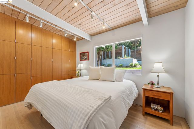 6733 Snake Rd, Oakland, CA 94611