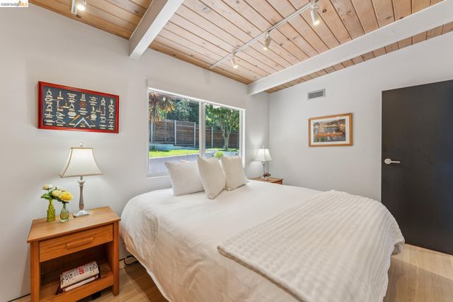 6733 Snake Rd, Oakland, CA 94611