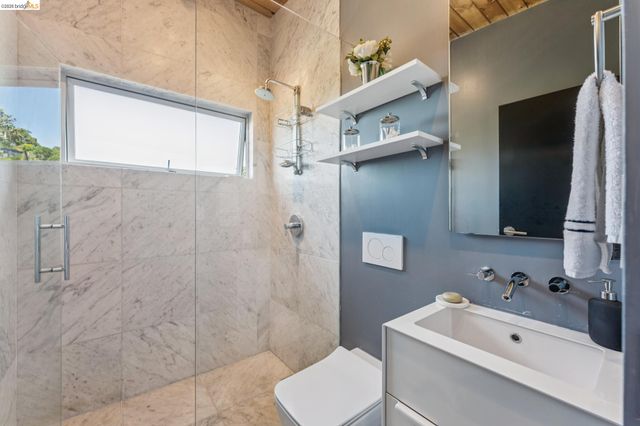 6733 Snake Rd, Oakland, CA 94611